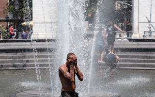 纽约市警告极端炎热天气 体感温度或超110华氏度