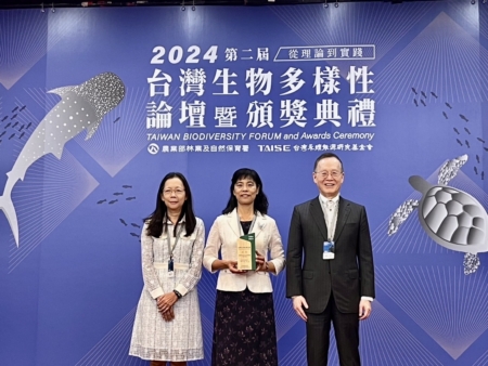 新竹分署夏榮生分署長(中),從生物多樣性獎總召集人簡又新大使(右)手中接下2024「台灣生物多樣性獎」金獎。