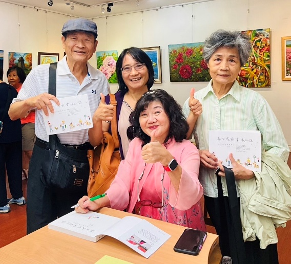 世界新古诗总会诗友包括彭宗德(左一)、巫富美(左二)、黄幸珠(右)分别吟诗道贺,别出心裁。(梁玉燕提供)