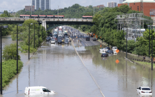 多伦多周二特大暴雨 洪水淹没主要高速路