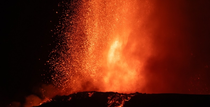 意大利埃特纳火山喷发 附近机场航班一度中断