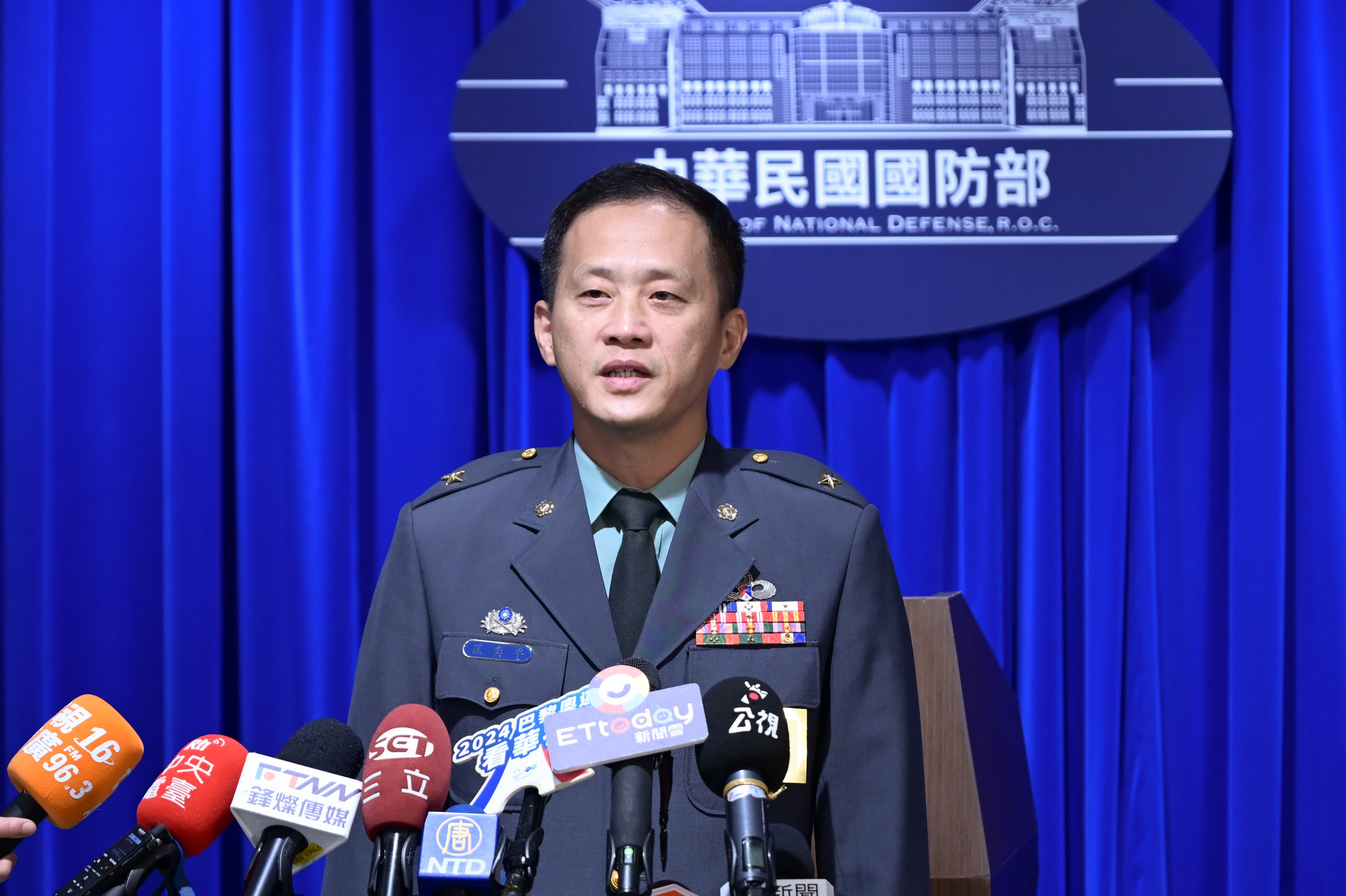 【終戦80年】・海軍会員章 ・陸軍海軍将官一覧・ 国防大写真帖 等5点 終戦80年】・海軍会員章 ・陸軍海軍将官一覧・ 国防大写真帖 等