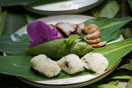 以部落祭典所見的糯米、三層肉及麻糬入菜，滋味豐富，意味著家族團結。