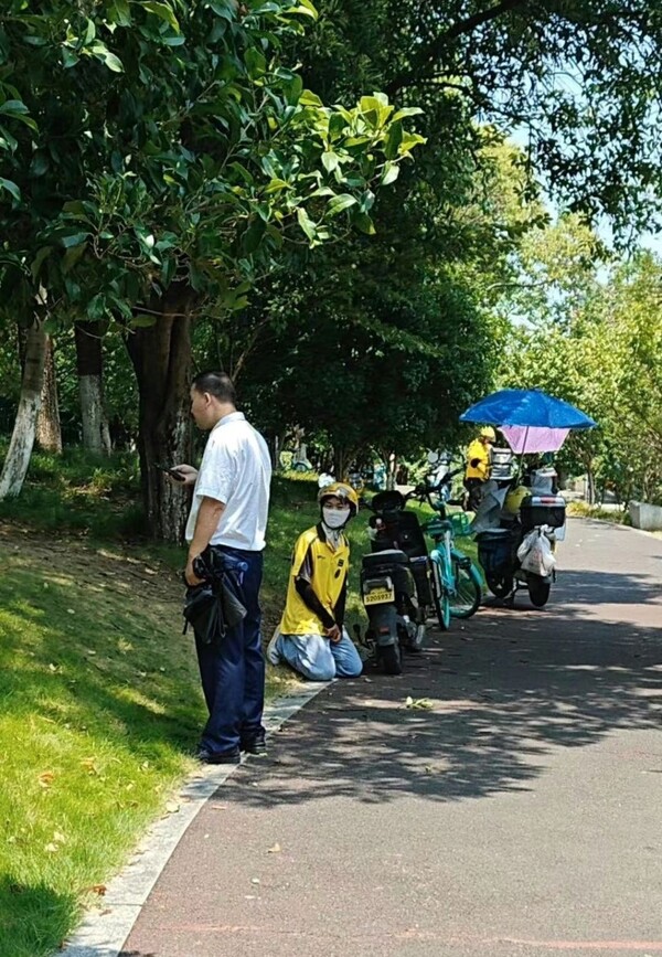 弱女子跪活的照片让我泪目