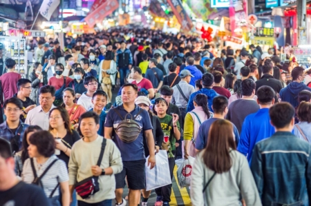 文化路夜市每到假日 人潮满满。