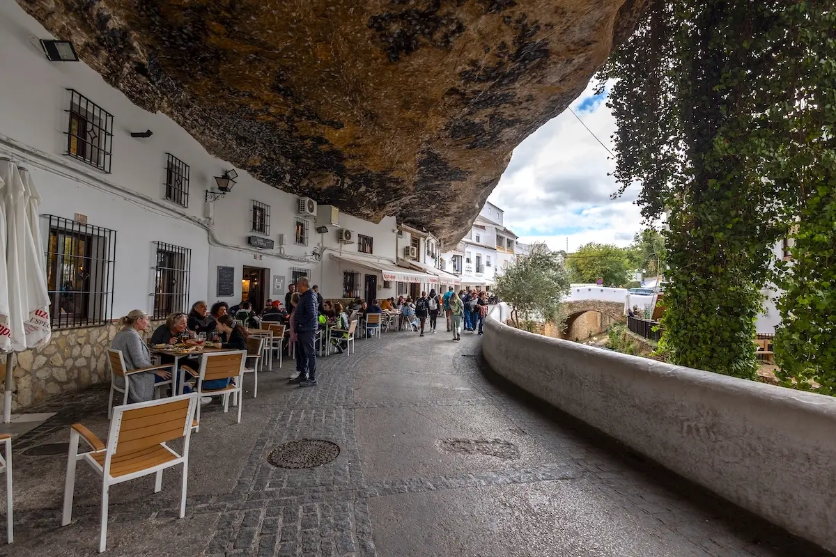這條名為Calle Cuevas del Sol的街道位於西班牙的塞特尼‧德拉‧博德加斯鎮。(Shutterstock)
