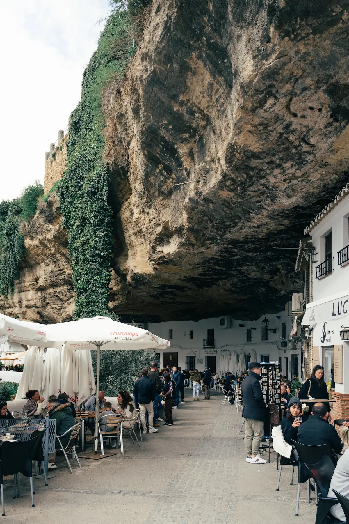 Calle Cuevas del Sol酒店的顧客可以在小鎮享受戶外活動。(Shutterstock)