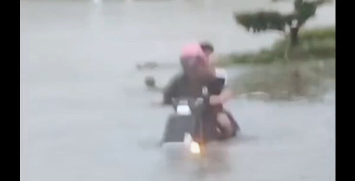 广州暴雨多条街道严重积水 沿街商铺被淹
