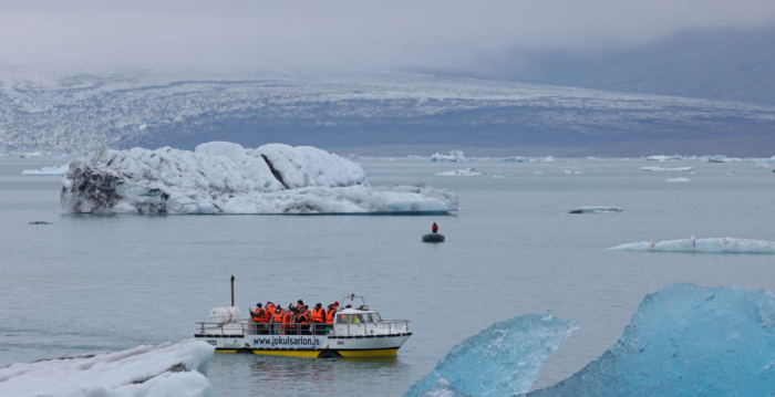 冰岛一冰洞坍塌 两美国游客一受伤一遇难