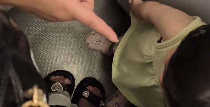 1岁幼童飞机上哭闹 被两中国女乘客关厕所