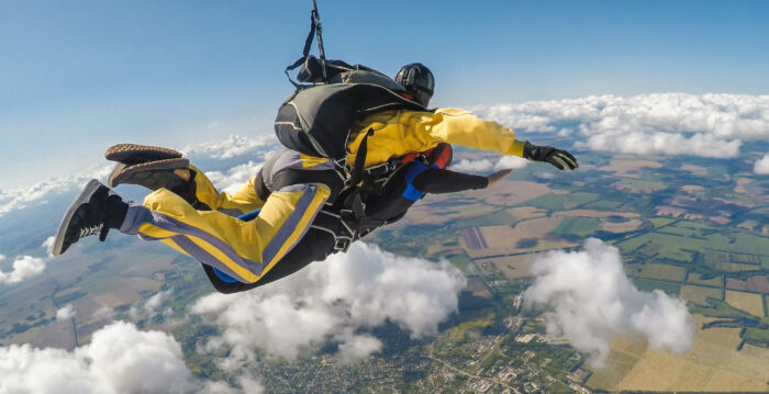 高空跳伞庆生 102岁奶奶成英国最年长跳伞者