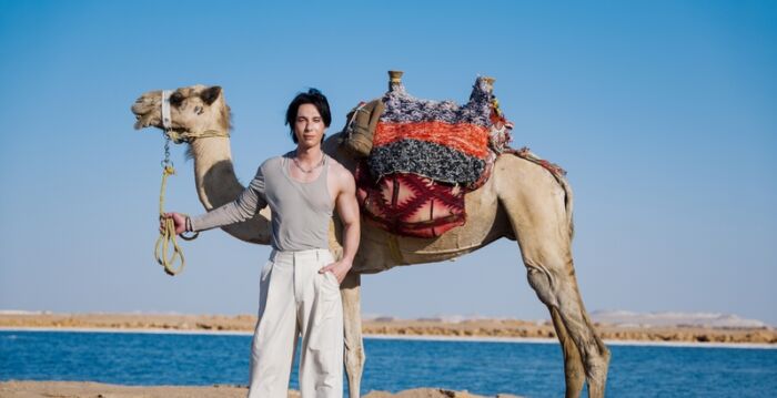 陈势安飞埃及拍MV  顶高温安抚闹脾气的骆驼