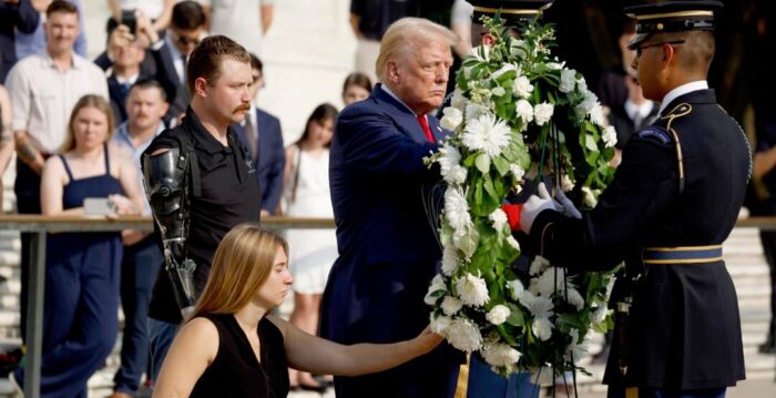 川普、贺锦丽和拜登悼念喀布尔恐袭阵亡美军