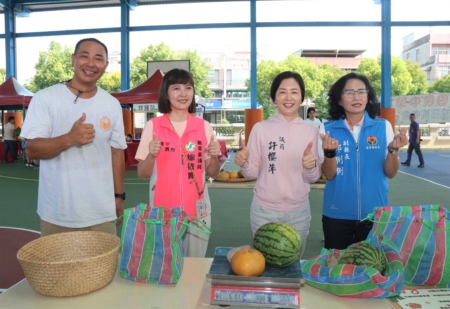 副縣長議員一同玩秤重遊戲.