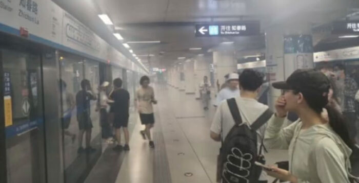 北京地铁10号线发生故障 网民:三声响后冒烟