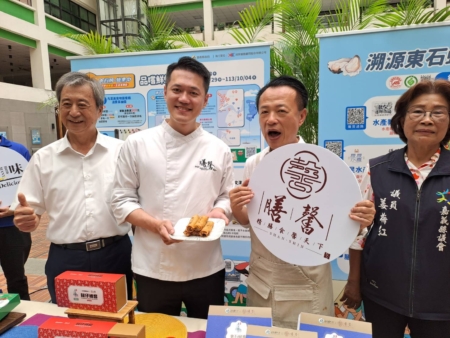 在「東石蚵 營業中」活動記者會中,嘉義縣長翁章梁(右2)特別推薦膳馨餐飲集團的東石蚵卷美味可口。