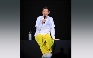 前一天与孟晚舟互动 刘德华巡演摔倒登热搜