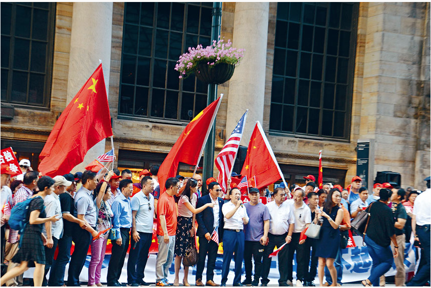 2019年7月蔡英花枝招展境纽约时，孙雯加入到亲共侨团的群体抗议。亲共团体里有梁冠军等东说念主。（大纪元贵寓图）