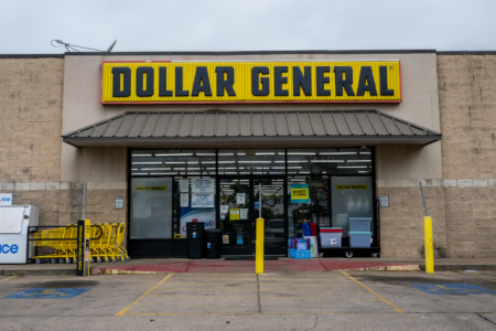 8月29日达乐（Dollar General）公司股价重挫25％。 (Photo by Brandon Bell/Getty Images)