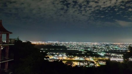 高雄大岗山超峰寺看到的高雄夜景。