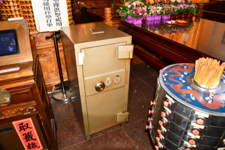 窃嫌翻过围墙自3楼窗户闯入,试图撬开3楼的香油钱箱而触发警铃。