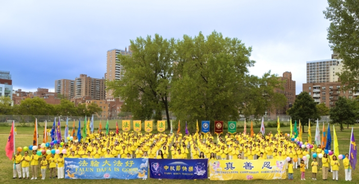 感念师恩 纽约法轮功学员恭祝师尊中秋快乐