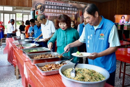 县长与会贵客品味以苗栗优质猪肉好意思食与客家菜。