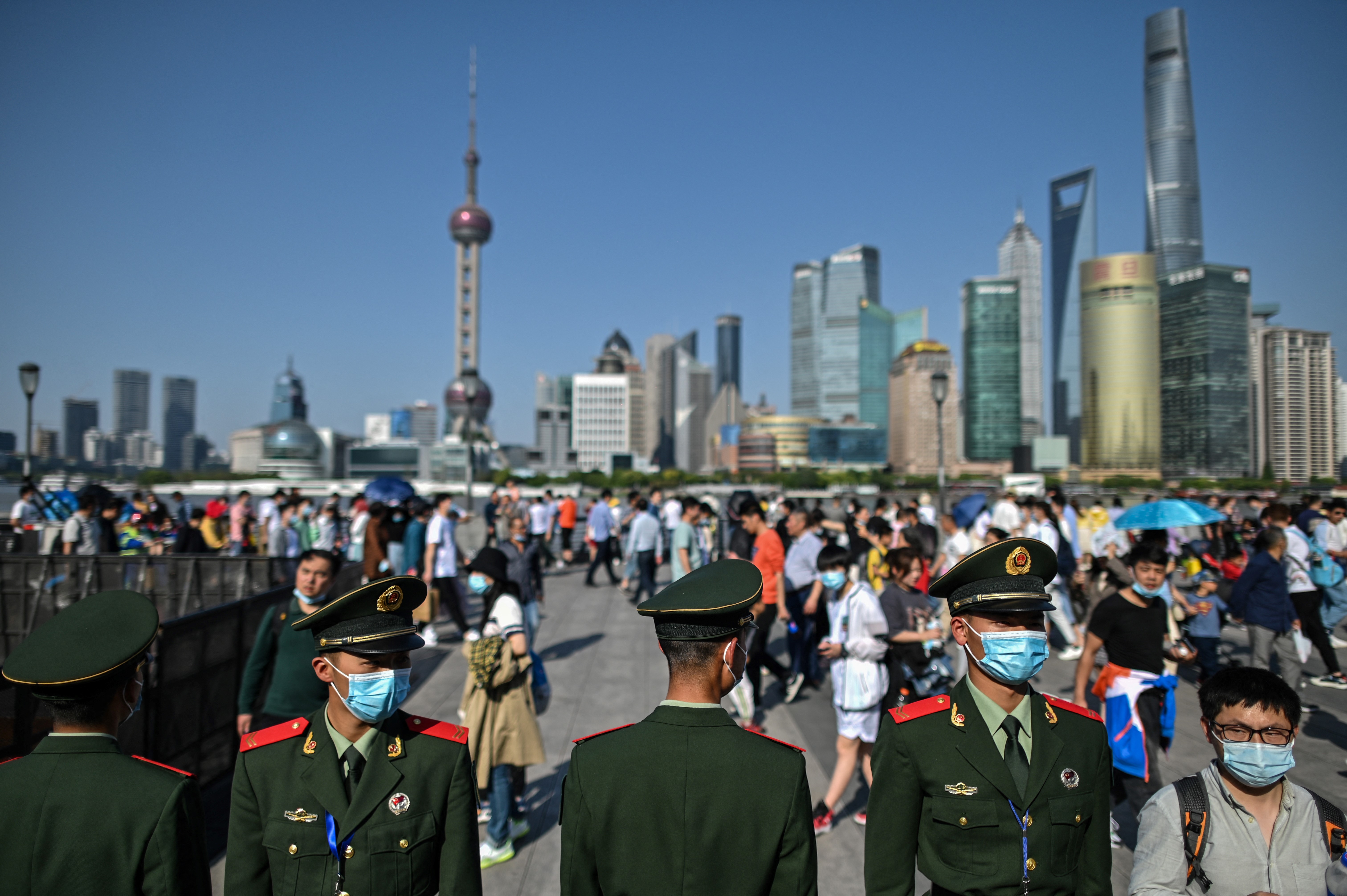 近期,上市企业高管辞职超过1100人,其中金融系统居多。图为2021年5月1日,中共武警在上海黄浦江外滩长廊巡逻,背景是陆家嘴金融中心。(Hector Retamal/AFP via Getty Images)