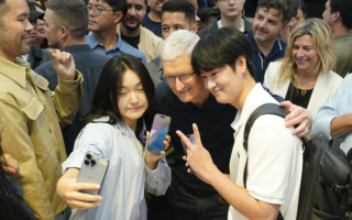 组图：iPhone 16开售 美和中港台果粉兴奋欣喜