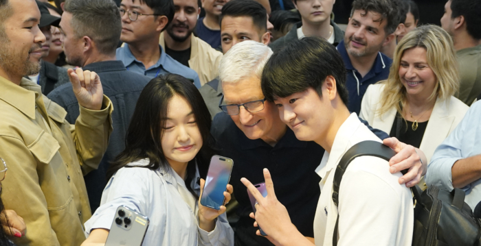 组图：iPhone 16开售 美和中港台果粉兴奋欣喜