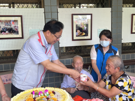 桃園市長張善政向長輩們表達敬意。
