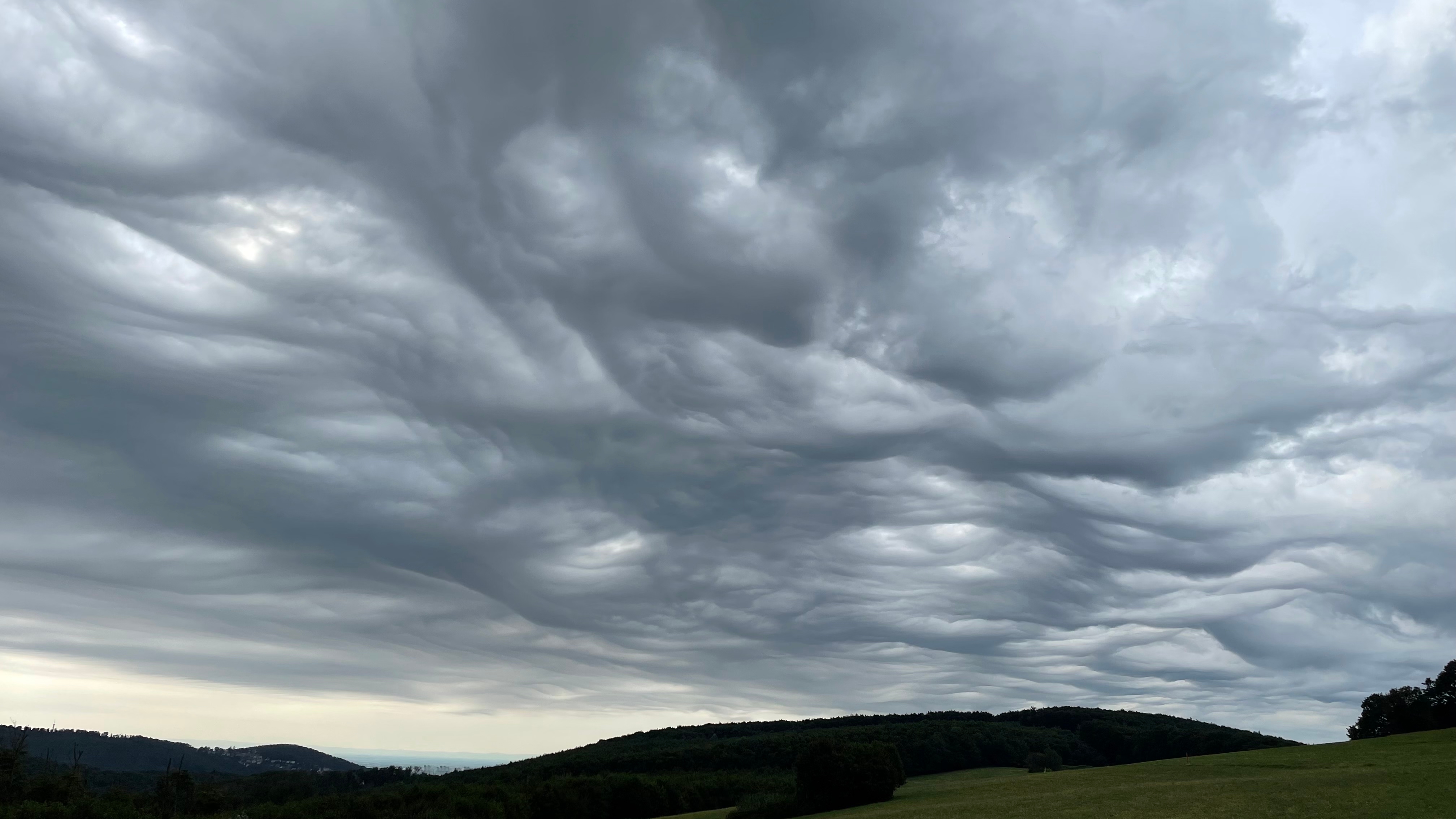 罕见天气现象 安省部分地区出现波浪云 | 阿斯佩里塔斯云 | 大纪元