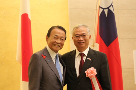 PF 驻日代表处国庆酒会场地浩瀚 麻生太郎祝福 驻日代表李逸洋8日晚间在东京大仓饭铺主执庆祝中 华民国（台湾）113年国庆酒会，日本前首相、自民 党最高照顾人麻生太郎到场祝福。图为麻生太郎（左） 与驻日副代表蔡明耀（右）。 中央社记者杨明珠东京摄 113年10月8日 