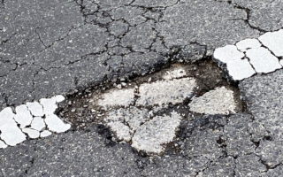 道路坑坑窪窪 維州修路工程大減95%