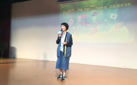桃园市青年事务局副局长涂淳惠为长庚科大学生宣扬反毒、反暴力的重要性。