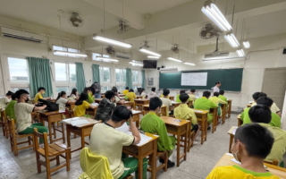 学生手机成瘾 教师难管 学者：家庭教育才是关键