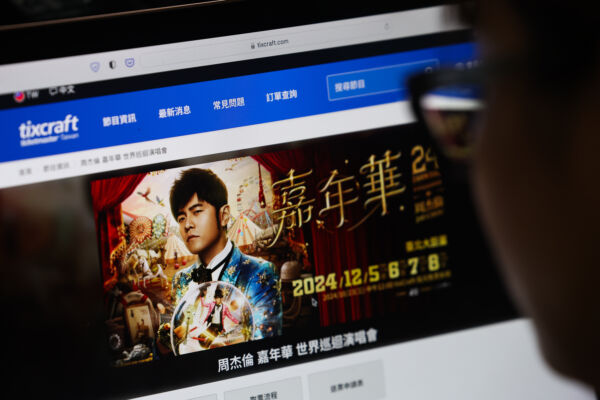 周杰伦巡演落幕 自曝曾恐慌症发作无法登台