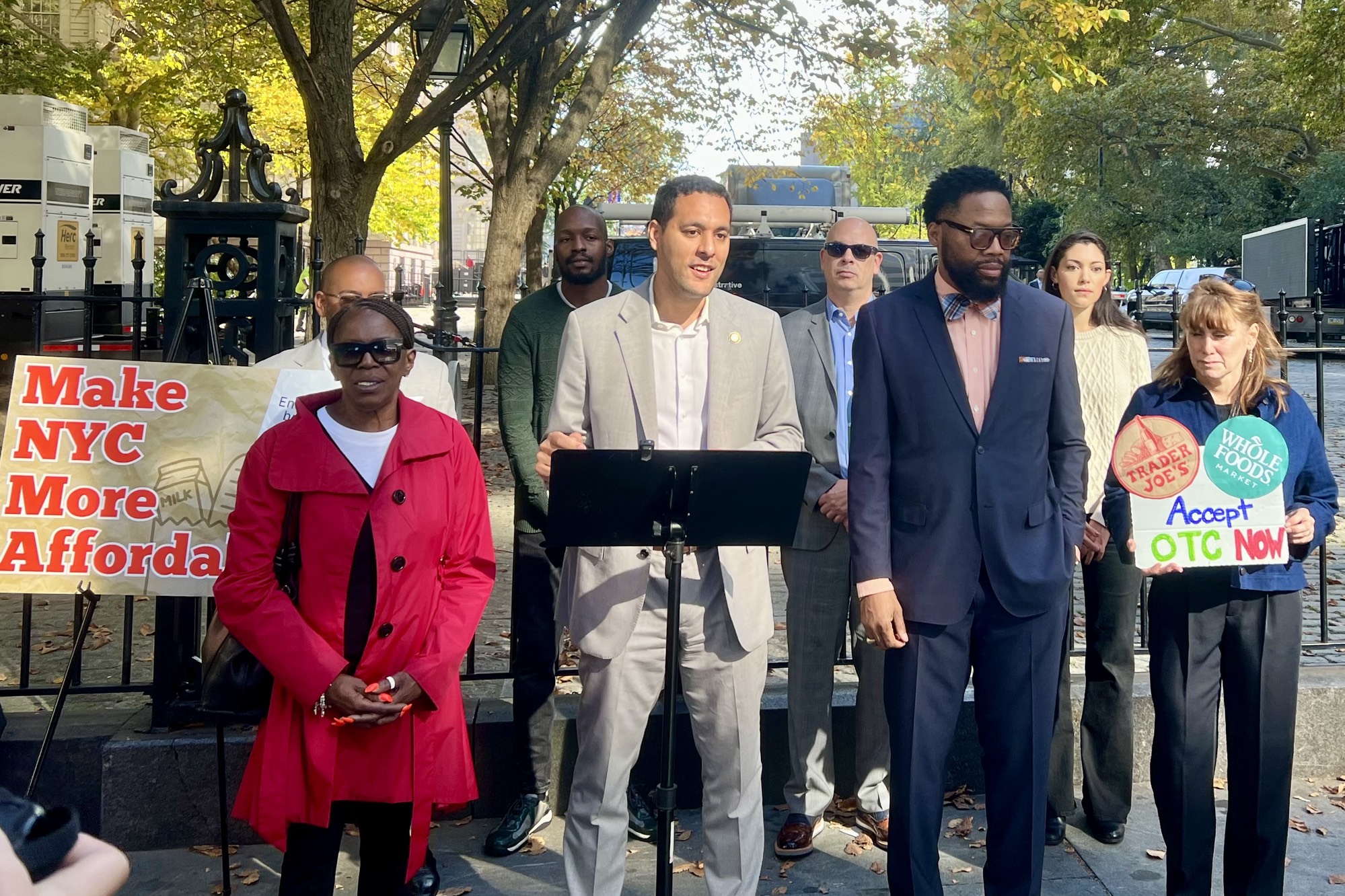 纽约市议员马泰推法案让商家接受OTC卡方便长者购物| 福利卡| 大纪元