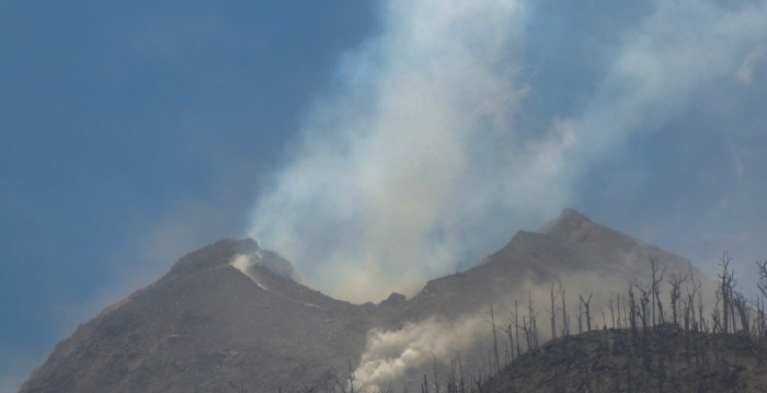 印尼火山喷发 熔岩柱高达两千米 多人死亡