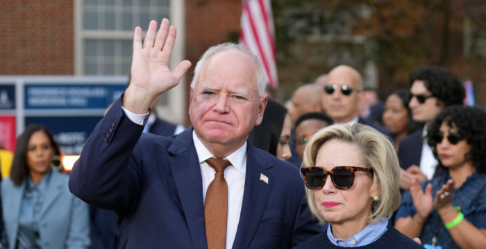 沃尔兹：与贺锦丽角逐白宫是一生的荣幸