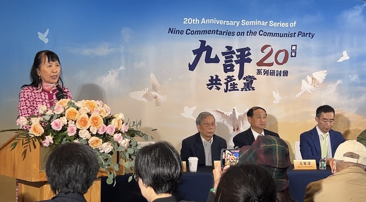 全球退出中共服務中心主席易中原發言。(林丹/大紀元)