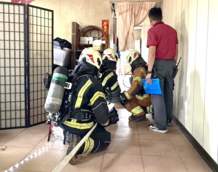 窄巷搶救困難之處,除了救災車輛不易進入外,水源的建立亦是一大難題。