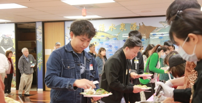 南湾同乡会感恩节餐会 与台湾留学生同乐