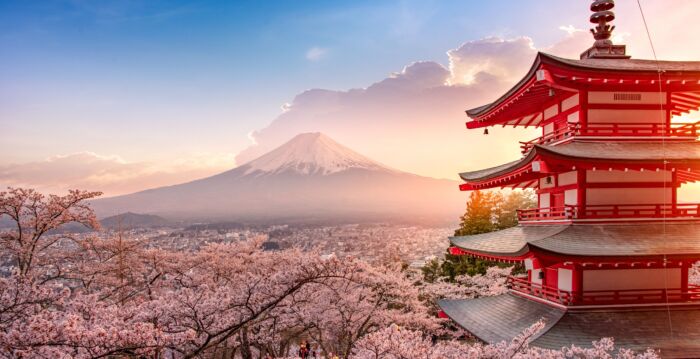 为何亚洲游客涌入日本这个小城市