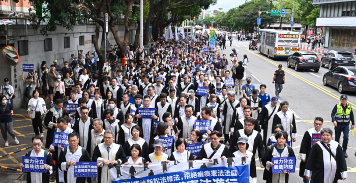 组图：台北逾二千民众“守护宪法游行”