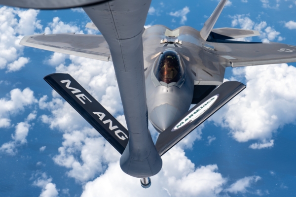 让战机飞得更远 F-22空中加油能力全球最佳