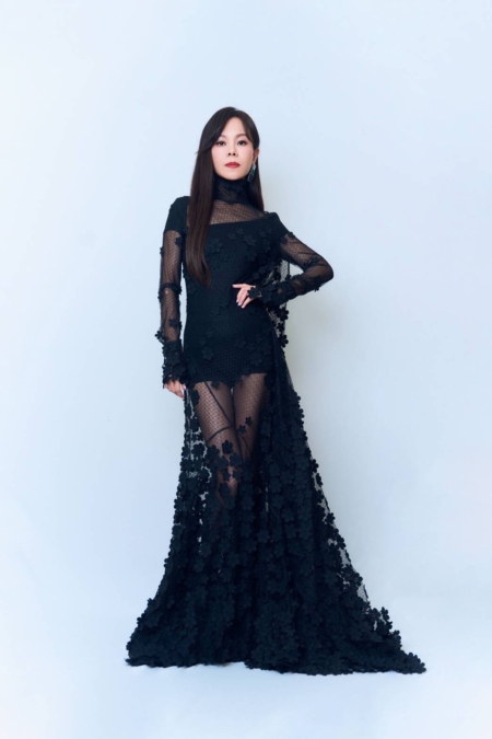 金曲歌后彭佳慧开心表示出身屏东麟洛乡人 连续三个月都受邀在家乡屏东为乡亲们演唱 感到非常的光荣。