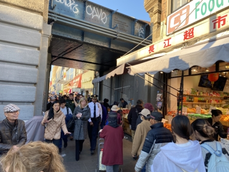 黄敏仪与市清洁局局长在11月15日视察法拉盛中心区。