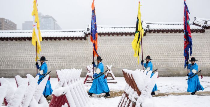 组图：韩国下初雪 首尔降雪量破百年纪录