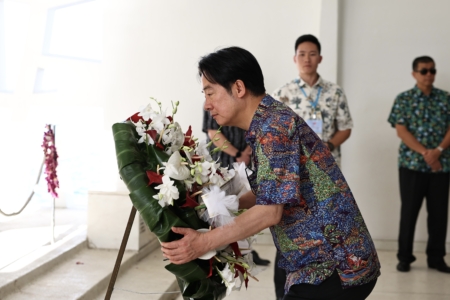 總統賴清德參訪美國海軍亞利桑那號戰艦紀念館(The USS Arizona Memorial),致贈花圈與獻花。
